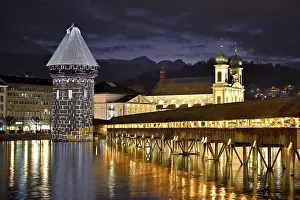 Chapel Bridge At Dusk Drucke: Wassertum with light installation