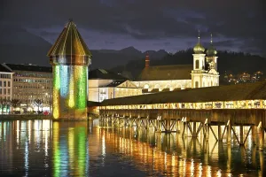Old Town Lucerne Europe Drucke: Wassertum with light installation