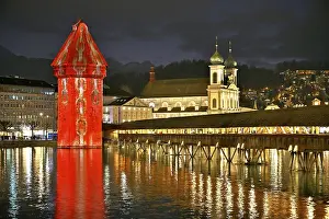 Chapel Bridge At Dusk Drucke: Wassertum with light installation