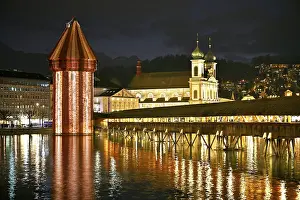 Chapel Bridge At Dusk Drucke: Wassertum with light installation