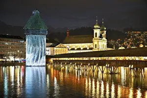 Chapel Bridge At Dusk Drucke: Wassertum with light installation