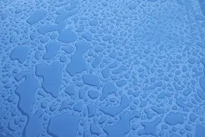 Full Frame Macro Shot Drucke: Water drops, blue background