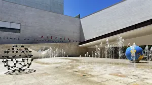Southern Europe Tourist Spot Drucke: Water features in front of Science Museum