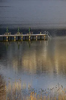 Salzkammergut Scenery Drucke: Water reflection with bathing jetty and deckchairs