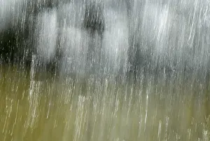 Motion Blur In Water Drucke: Water streaming over a rock