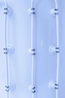 Digitale Kunst Drucke: Wasserzuführungsrohre für Hydromassagesprüher in einer Duschkabine (Rückansicht).
