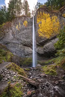 Long Exposure Photography Tips Drucke: Waterfall in front of basalt rock