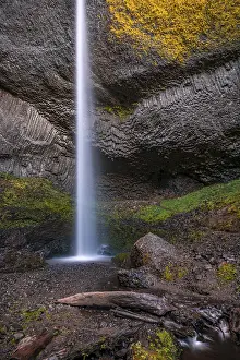 Basalt Rock Formation Drucke: Waterfall in front of basalt rock