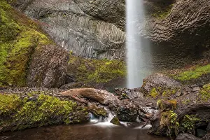 Oregon Waterfall Photography Drucke: Waterfall in front of basalt rock