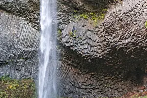 Basalt Rock Formations Drucke: Waterfall in front of basalt rock