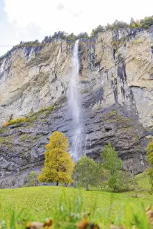 Uninhabited Swiss Countryside Drucke: Waterfall cascading down steep cliffs