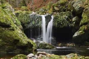 German Waterfall Photography Drucke: Waterfall falling into a moss-covered grotto