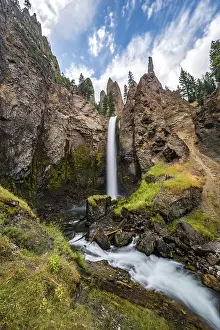 American Rock Formations Drucke: Waterfall flows through eroded landscape with rock needles