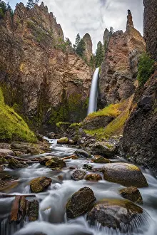 Yellow Stone National Park Images Drucke: Waterfall flows through eroded landscape with rock needles