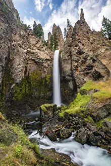 Usa Waterfalls Drucke: Waterfall flows through eroded landscape with rock needles