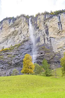 Bernese Oberland Scenery Drucke: A waterfall flows down from high rocks