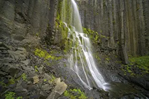 Waterfall In Iceland Drucke: Waterfall framed by basalt columns