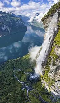 Western Norway Tourist Attraction Drucke: Waterfall Gjerdefossen with rainbow