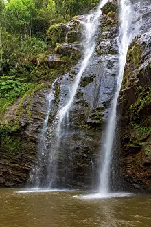 Brazilian Wilderness Scenery Drucke: Waterfall inside the dense vegetation of rainforest among the rocks
