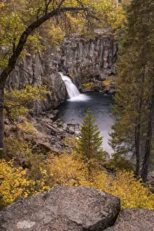 Uninhabited Waterfalls Drucke: Waterfall, McCloud Falls, Upper Fall