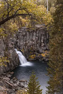 American Waterfalls Drucke: Waterfall, McCloud Falls, Upper Fall