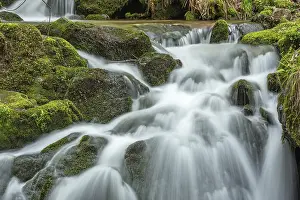 Wasserfall an einem Bergbach im Frühling.