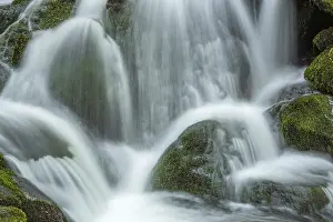 Springtime Water Currents Drucke: Waterfall on a mountain stream in spring
