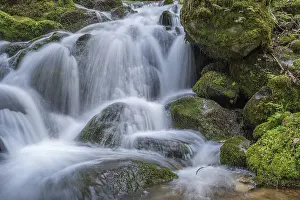 Springtime Water Currents Drucke: Waterfall on a mountain stream in spring
