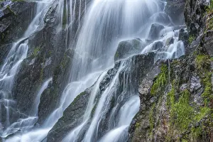 Springtime Water Currents Drucke: Waterfall on a mountain stream in spring