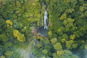 Waterfall In Jungle Drucke: Waterfall in the rain forest. View from above