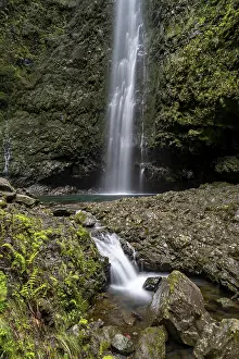 Close To Nature Landscape Shot Drucke: Waterfall on a steep rock face