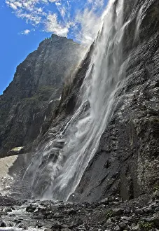 Bernese Oberland Scenery Drucke: Waterfall thundering down a rock face