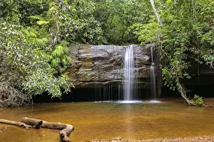 Mato Grosso Do Sul Scenery Drucke: Waterfall in tropical environment with a sandy pool