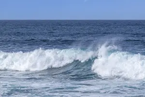 Wave Crashing On The Shore Drucke: Wave with spray, Atlantic Ocean