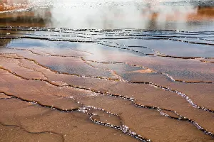 Wellenzugstruktur, farbige Mineralablagerungen an der Kante des heißen Quells.