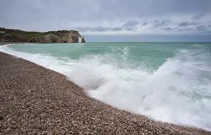 Drucke von Wellen am Strand an der Alabasterküste, Etretat, Normandie, Frankreich Seine Drucke: Wellen am Strand an der Alabasterküste