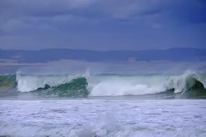 Deserted Beach In RSA Drucke: Waves on the beach with dark sky