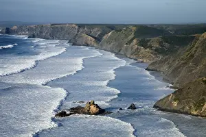 Algarve Coast Drucke: Waves on the beach at steep coast