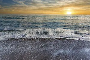 Setting Sun Over Sea Drucke: Waves on the beach, sunset over the sea