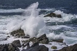 Munster Province Coastal Area Drucke: Waves blaze against cliff coast