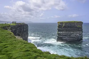 County Mayo Landscapes Drucke: Waves blaze against the Dun Briste Sea Stack at Downpatrick Head
