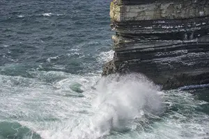 County Mayo Ireland Drucke: Waves blaze against the Dun Briste Sea Stack at Downpatrick Head