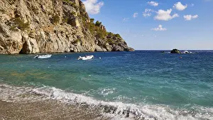 Mediterranean Coastal Scene Drucke: Waves breaking gently on the beach