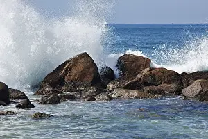 No People On The Beach Drucke: Waves breaking against the rocks
