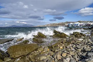 Mediterranean Beach Scene Drucke: Waves breaking between the rocks on the beach