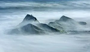 Uninhabited Rocky Shores Drucke: Waves breaking against rocks, Iceland
