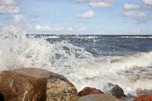 Nature Scenery Photography Drucke: The waves breaking on a stony beach