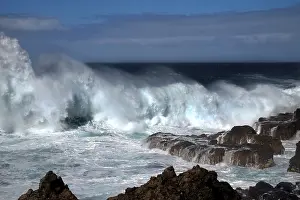 Open Air Landscapes Drucke: Waves breaking thunderously on the sharp rocks of a cliff