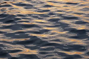 Evening Atmosphere In Central Europe Drucke: Waves and Light Reflections on the Water Surface