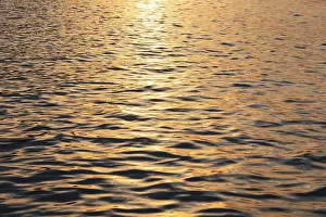 Wellen und Lichtreflexe auf der Wasseroberfläche